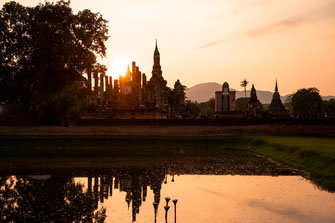 Coucher de soleil sur l'un des plus grands temples de Sukhothai.