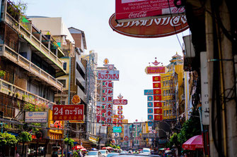 Das bunte, mit schildern übersäte Chinatown in Bangkok.