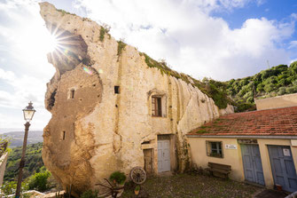 Ein Haus in einen Felsen gebaut in der Gemeinde Sedini auf Sardinien.