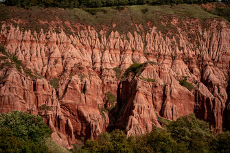 Die Felsformation Râpa Rosie in Rumänien beeindruckt mit ihren roten Gesteinsschichten.