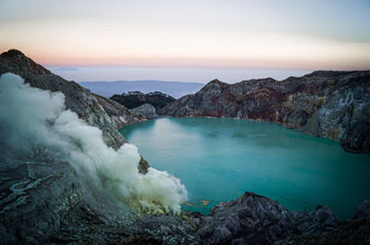 el impresionante macizo de Ijen con el lago ácido azul al amanecer.