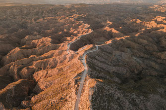 Drohnenaufnahme der Wüste Gorafe zum Sonnenuntergang.