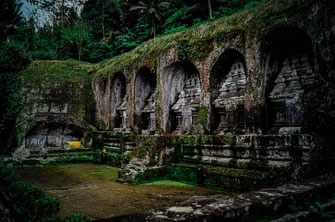 Tombes en pierre recouvertes de mousse Gunung Kawi.