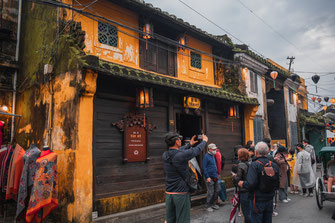 Ein altes gelbes Gebäude in der Altstadt von Hoi An.