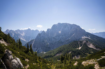 Schaffe Berggipfel bilden das atemberaubende Bergpanorama am Vršič-Pass in Slowenien.