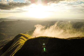 Toma con dron del amanecer sobre el Cerro La Silla.