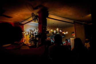 Pequeño bar con muchas lámparas que representa la vida nocturna de Ubud.