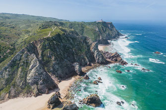 Die felsige Küste am Cabo da roca markiert mit ihrem Leuchttrum an den Klippen zum Atlantik den westlichsten Punkt des europäischen Festlandes.