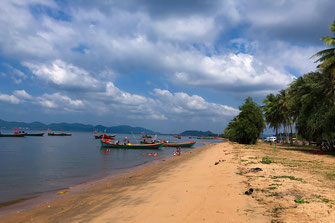 Una playa con barcos aislados cerca de Kep.