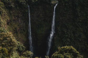 Die beiden hohen Wasserfälle stürzen hinab in ein Becken am Bolaven-Plateau.