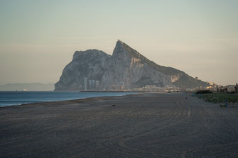 Der Felsen von Gibraltar ragt eindrucksvoll empor und ist bereits von der Weite zu sehen.