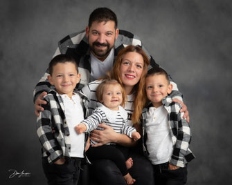 séance famille joyeuse, harmonie de couleur, couple et 3 enfants