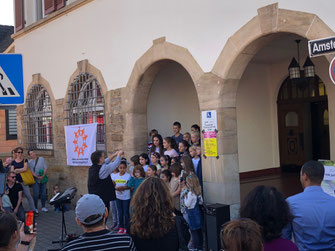 Steinenbergschule Stuttgart-Hedelfingen: Während des Knausbira-Sonntags sang unser Schulchor in Kleinbesetzung vor dem Hedelfinger Rathaus