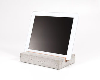 Bild: Holzständer iPad tablet Halter aus Holz Beton