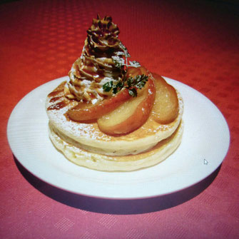 12/15からハニーアップルのパンケーキ が登場。りんごの美味しい季節!ソテーしたりんごにたっぷりのはちみつとキャラメルソースをトッピング!単品620円・ドリンクセットは120円引きでご提供です!