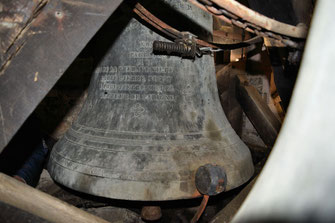 Tintement : le marteau commandé par un moteur électrique vient frapper l'extérieur de la jupe de la cloche