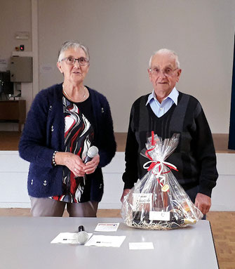 Joseph Julliot à l'honneur pour ses 90 ans avec notre présidente Christiane Chaussé