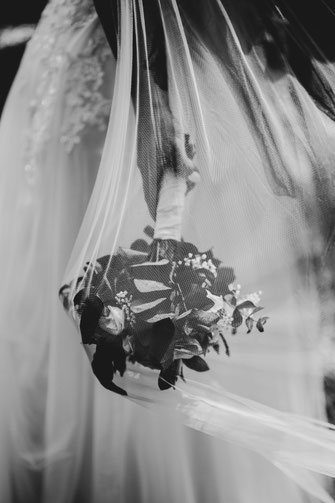 Brautstrauß aus Rosen und Eukalyptus – Nahaufnahme