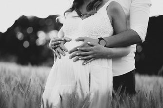 Babybauch-Shooting mit werdender Mutter in Osnabrück bei Sonnenuntergang