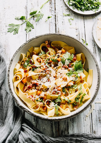 Pappardelle mit weißem Kalbsragout, Karotten, Sellerie und Speck
