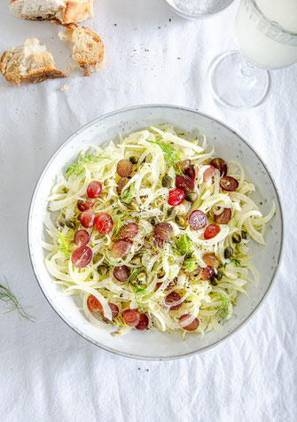 Frischer Fenchelsalat mit Weintrauben, Kapern und Olivenöl-Dressing