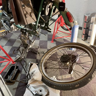 自転車のパンク修理と整備作業の様子