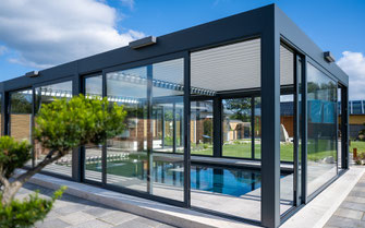 Einzigartige Pergola mit Lamellendach als Poolüberdachung.