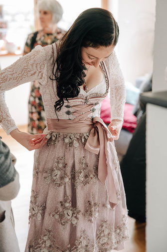 Hochzeit Sistrans Standesamt Getting Ready Braut und Bräutigam Porträt Braut Dirndl