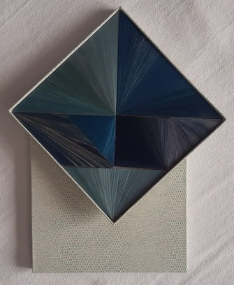 n°9: Tangram 7 pièces dégradés de bleu, coffret beige . Dim 18,5 x 18,5 cm . Prix 59€ . DISPONIBLE