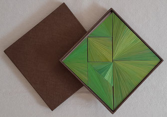 Tangram 7 pièces vert , coffret marron . Dim 17 x 17 cm . Prix 49€ . DISPONIBLE