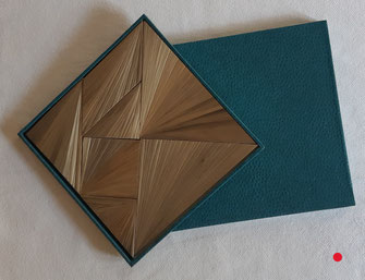Tangram 7 pièces beige ,coffret bleu . Dim 21 x 21 cm . VENDU