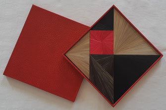 n°1: Tangram 7 pièces multicolor rouge, noir, gris, beige, coffret rouge . Dim 17 x 17 cm . Prix 59€ . DISPONIBLE