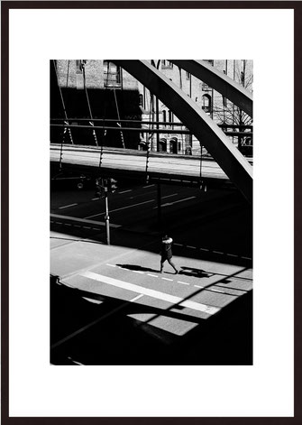 Leica Fine Art Print, Motiv: The white Skirt, London. Diese Fotokunst ist zu kaufen, limitiert, exklusiv und in Galerie- Qualität