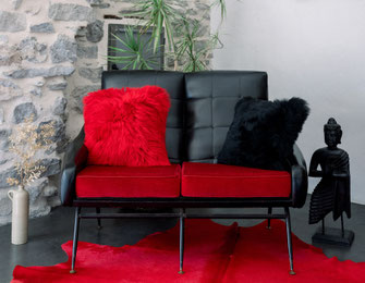 housse de coussin en peau de mouton teintée rouge ou noire by dt collection france