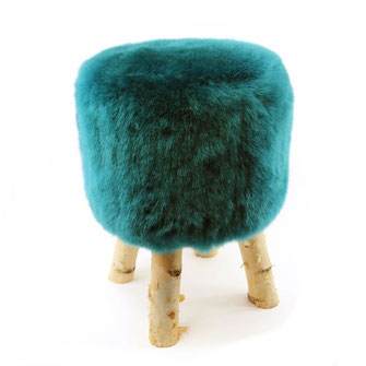 Tabouret en bois naturel de bouleau 4 pieds assise chaise siège recouvert de peau de mouton naturelle teintée vert sapin mousse à mémoire de forme mobilier scandinave