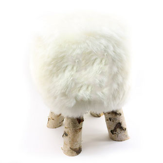 Tabouret en bois brut de bouleau siège assise en fourrure naturelle de mouton blanche