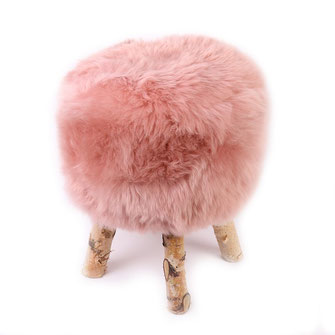 Tabouret en bois naturel de bouleau 4 pieds peau fourrure de mouton teintée rose chaambre fille enfant déco scandinave 