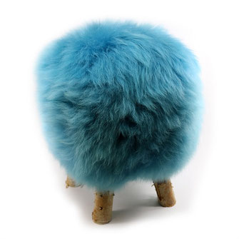 Tabouret en bois de bouleau naaturel brut 4 pieds fourrure peau laine de mouton agneau bleu turquoise assise chaise mousse à mémoire de forme style scandinave
