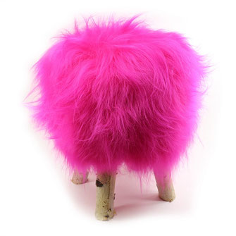 Tabouret en bois de bouleau naaturel brut 4 pieds fourrure peau laine de mouton agneau rose fushia poils longs islandais assise chaise mousse à mémoire de forme