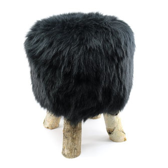 Tabouret à 4 pattes en bois de bouleau naturel avec son assise en peau de mouton naturelle teintée noire mousse à mémoire de forme
