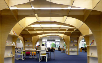 京都大学附属図書館ラーニングコモンズ 内観（京都／設計：CORRED DESIGN OFFICE／建築家 北村拓也）