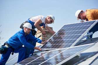 Solar-Monteure auf dem Dach