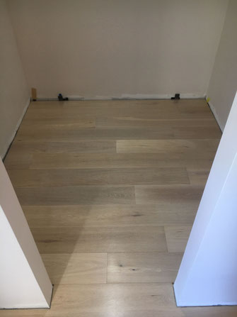 Pose d'un parquet chêne contrecollé collé à Aups (83)