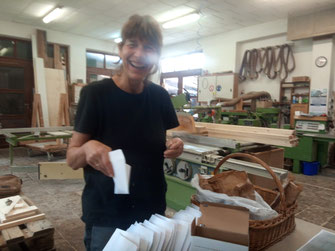 Nicole Merbald beim Packen