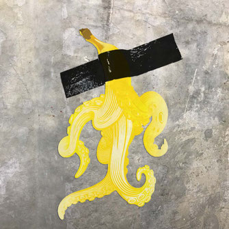 Kunstwerk von Philipp Brunschwiler, Kombination aus Banane und Octopus, Vektorart montiert an einer Wand im öffentlichen Raum