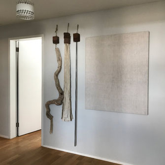 Wabi-sabi Kunstwerk das berührt werden darf von Philipp Brunschwiler, Komposition aus Eisenholz, Wurzelholz, Leinenbänder und einer Rundstahl Stange. Daneben ein Leinenstoff von 1907 auf einen Rahmen gespannt.