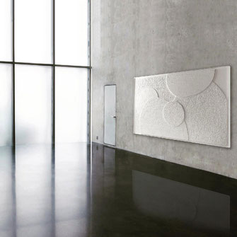 Struktur Bild in Weiss in einem digitalen Museum inszeniert