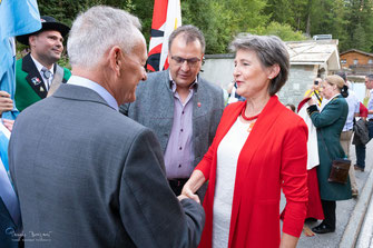 Gemeindepräsident Konrad Burgener begrüsst Bundesrätin Simonetta Sommaruga.