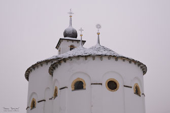 Rundkirche in Saas-Balen, weiss in weiss.