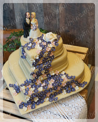 Hochzeitstorte, Wedding cake, Marzipanblüten, Marzipandecke, cake Topper, Marzipan-Brautpaar, Marzipanzauber